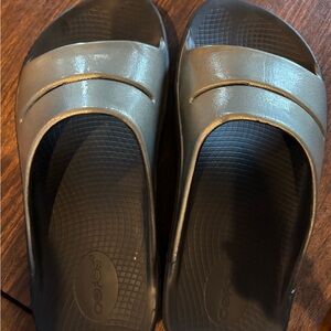 OOFOS unisex Black and Gray Slide Sandals